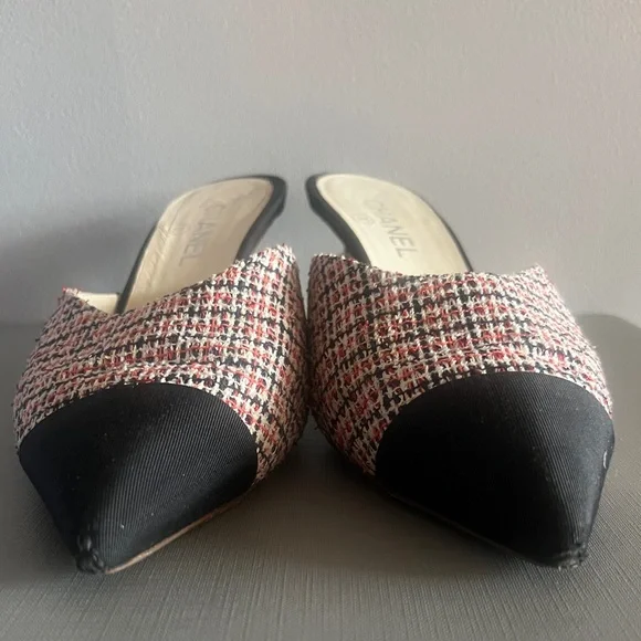 Chanel tweed mules with a pointed cap toe & a heel embellished a pearl 40/ 9.5 - Picture 11 of 12
